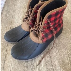 Checkered lace up duck boots